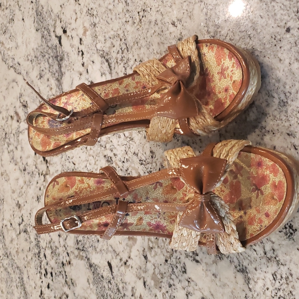 Two Lips sandals